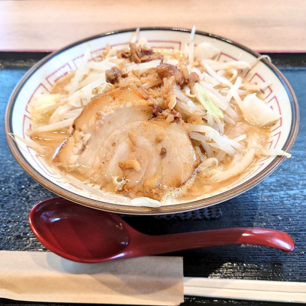 SoloAloneOnly's tweet photo. こういうフォルムのラーメンを
食べてみたかったのです(*´﹃｀*)

駿河屋本店のフードコートで
ミニもあるというので食べました🍜

こってり豚骨と背脂の味
初めてなのに背脂はわかりました🐷ﾌﾞｩ

ミニラーメン
野菜ふつう
背脂少なめ
ニンニク抜き

美味しかったけど
🧄入れたらもっとでしたね😅 https://t.co/b9JoGooyWt