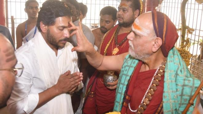 ursKHK's tweet photo. 2017 - 18 లో జగన్ శారదా పీఠం ఆధ్వర్యంలో హోమాలు, యాగాలు చేశారు. ఆ తర్వాత అధికారం లోకి వచ్చాక వైజాగ్ లోనీ పెంబర్తి 15 ఎకరాల ప్రభుత్వ భూమి దారాదత్తం చేశారు. తెదేపా ప్రభుత్వం వచ్చాక ఆ GO cancel చేసింది 

సుమారు 225 కోట్లు విలువ చేసే భూమి స్వామి భక్తి కోసం కేవలం 15లక్షల కి ఇచ్చాడు https://t.co/p8sXXK0MCe
