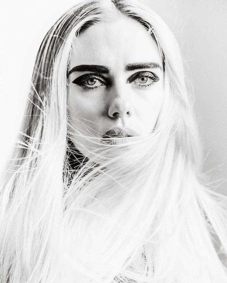 johanssonbr's tweet photo. Rumores da trama de “Scapegoat”

"A personagem de Scarlett Johansson será uma cirurgiã que deve operar um personagem inspirado em Jake Paul, que falece durante a cirurgia. O filme mostrará as consequências de sua morte e o escrutínio ao qual a cirurgiã terá de enfrentar." https://t.co/uIxXc4EIg4
