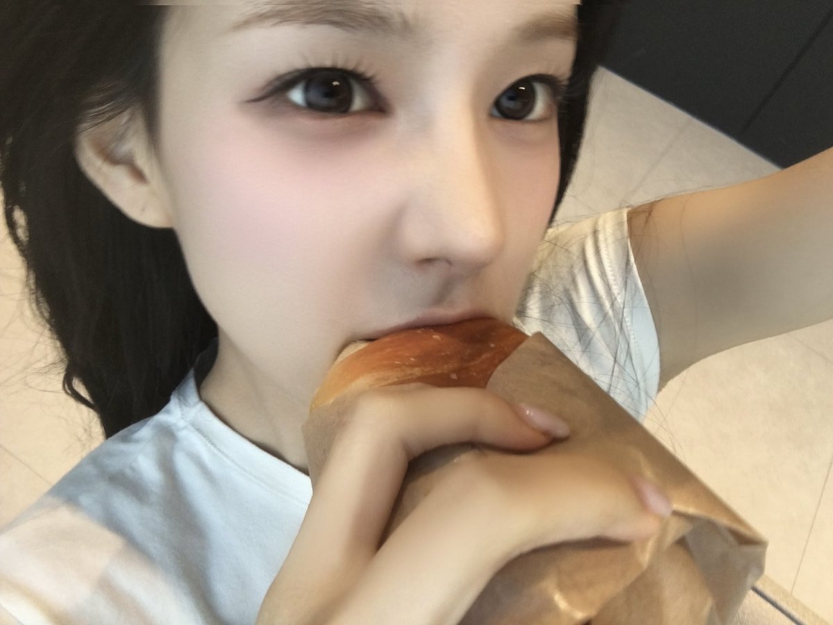 _only_1_love's tweet photo. 소금빵&amp;랑셀카🥐🤍 https://t.co/mgVxhDsspO