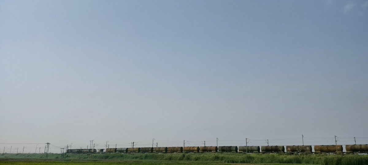 chanatwt's tweet photo. as weird as it sounds but my favourite activity is watching trucks and trains passing by. 😭 spotted an oil tanker train this morning and had to stop and appreciate it lmao. https://t.co/SUmFFS9vvW