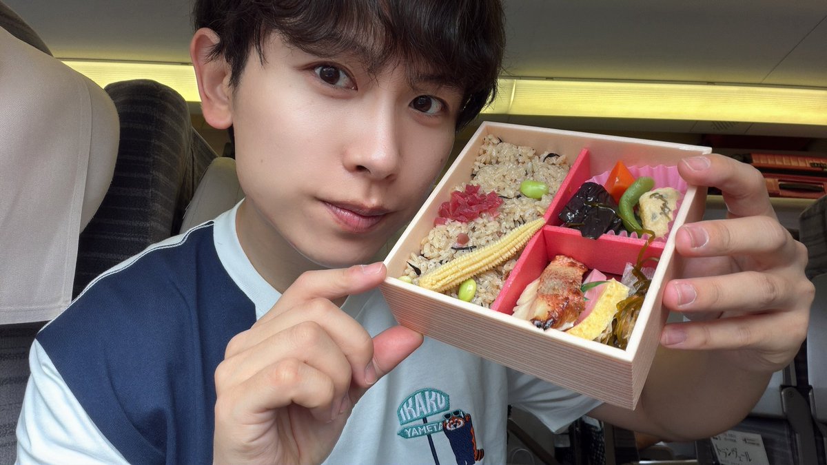 ookawayoshiaki's tweet photo. おはよっちゃん🌱

こないだ新幹線で
日本感じるお弁当食べたよっ❣️

みんなは［和食派or洋食派］？？✨

#pr #グラニフ公式サポーター https://t.co/vvc6khQGkx