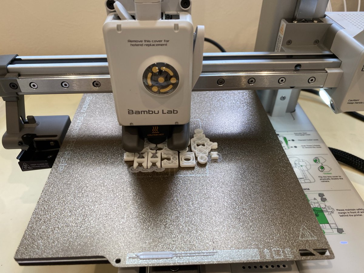 jetjaguarT's tweet photo. 3Dプリンター試運転。頑張って作ってくれる姿を見ていると生命を感じてしまいます。 https://t.co/UTWYixww63