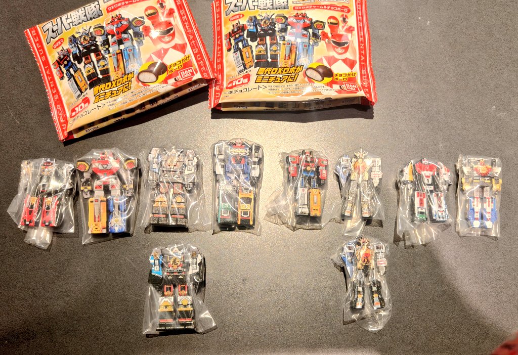 saaya_crossover's tweet photo. 無事に買えました！
が、しかしサンバルカンロボとエンジンオーがゲットできず…
無敵将軍とガオキングと交換できる方がいらっしゃったらお願いします🙇🏻‍♀️
 #スーパー戦隊  #DXロボチャーム https://t.co/u2Dv9jGLrW