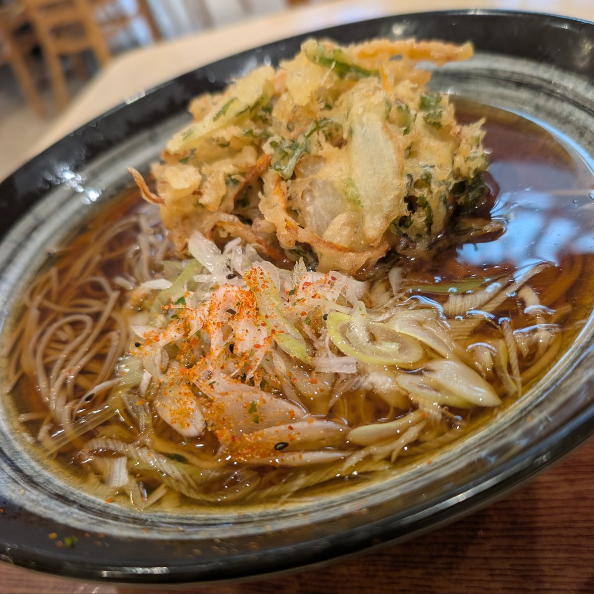 nagaimononiwa's tweet photo. コノトコロ「かけ」が多いのだけど。
汁しみてくかき揚げ崩れの儚さよ！
みたいに食ってくのも好き(笑)！
🈁幕張パーキング上り https://t.co/VnfeXbLlNl