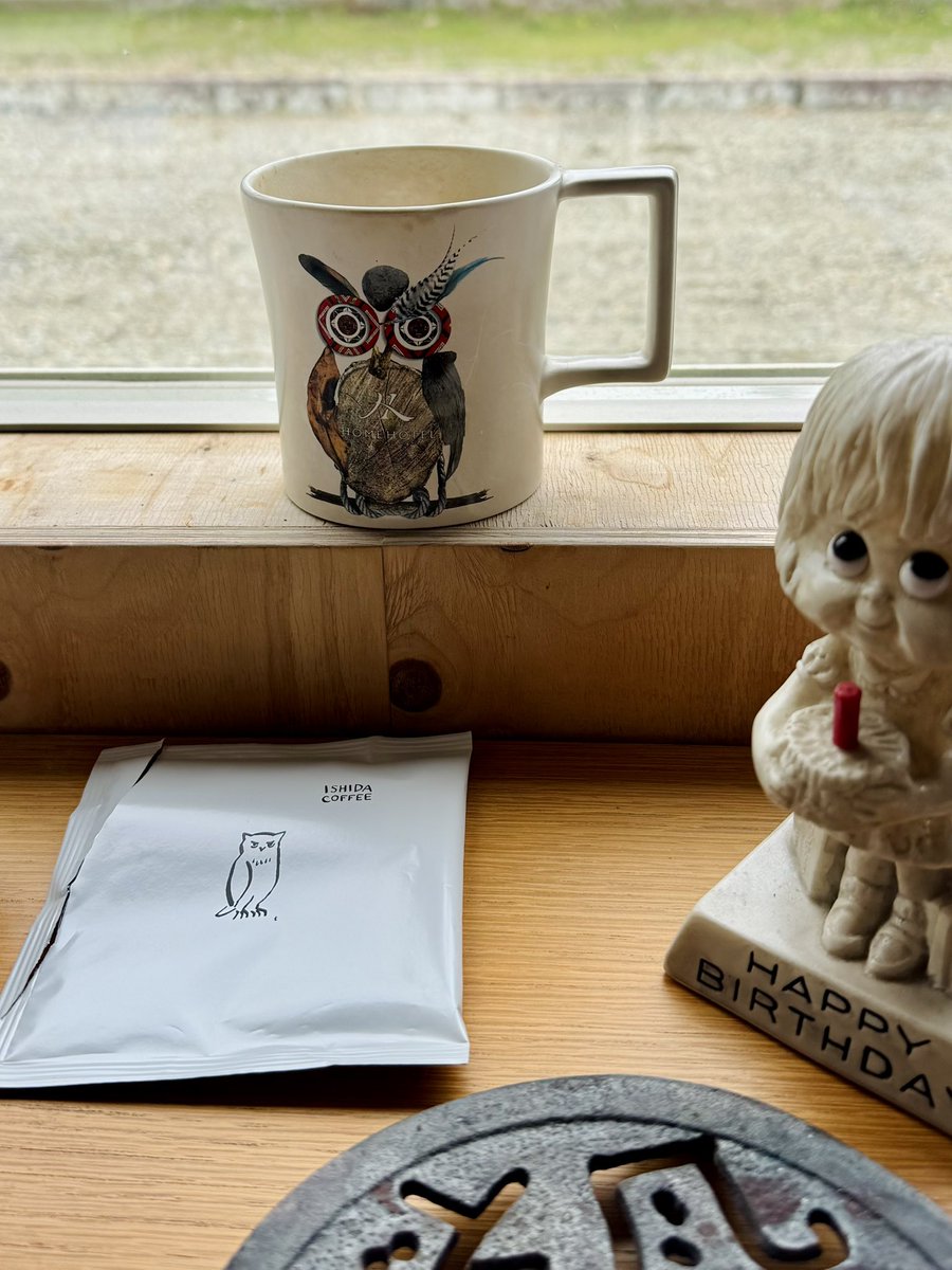 michinara3's tweet photo. 暗闇でも周りを見渡せる眼を持つフクロウ🦉は、西洋では叡智のシンボル。アイヌの信仰でシマフクロウは村を守る神様。母は「もっほ」と呼んでいた。父が神主をやっていた社務所時代、懐中電灯を持って山の愛宕様まで登って電球を消すか扉を閉めるかだかが母の役目で、森を通ると懐中電灯に向かって飛んできた、と言ってた・・・ちなみに「もっこ」はお化けとか妖怪、怪物の類いの津軽弁。