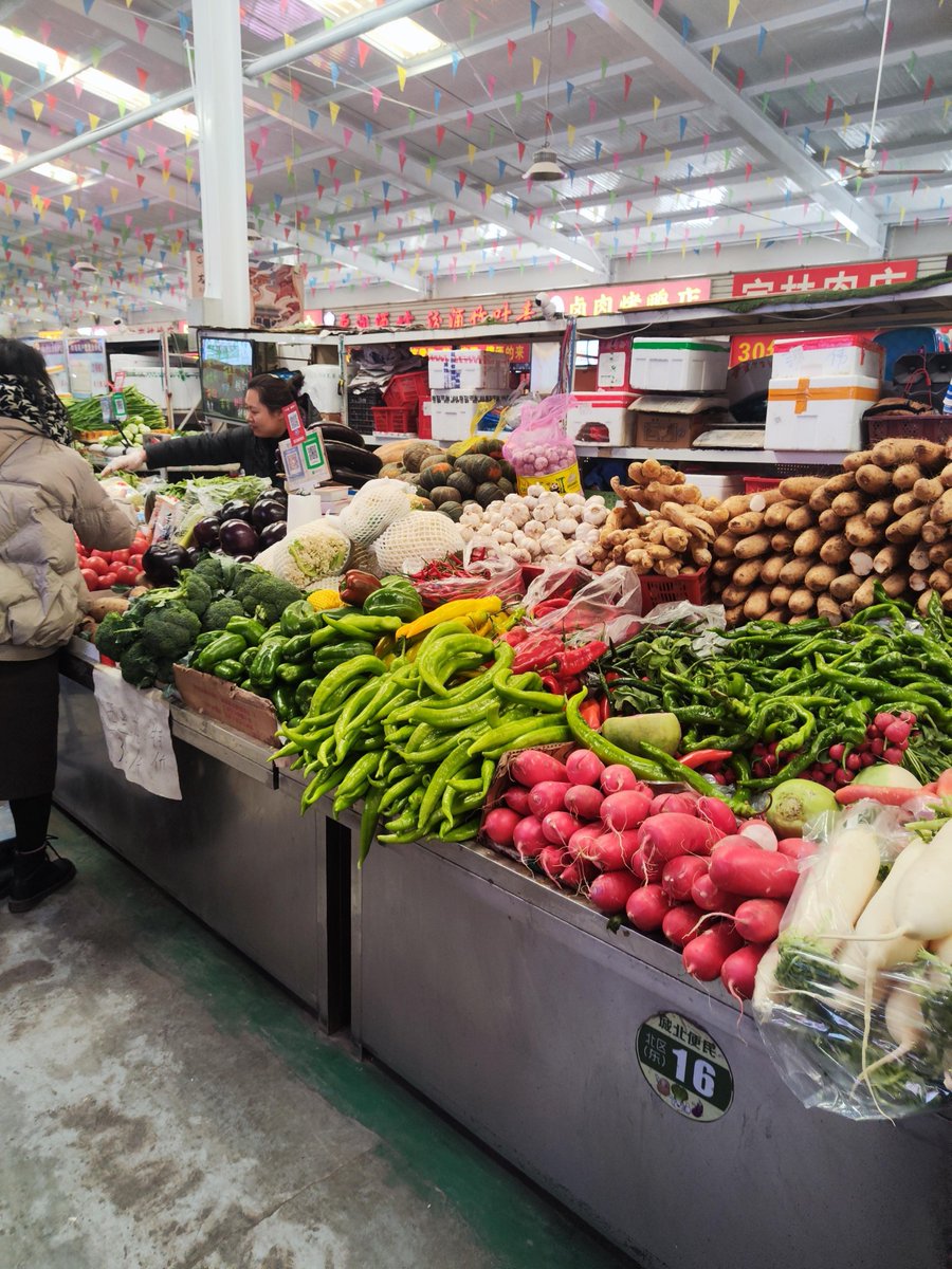 Bekabrrr's tweet photo. Fresh local seasonal veggies just in stock! Perfect for tonight’s healthy dinner. Grab yours now at the neighborhood market. https://t.co/RnTBIoNVI6
