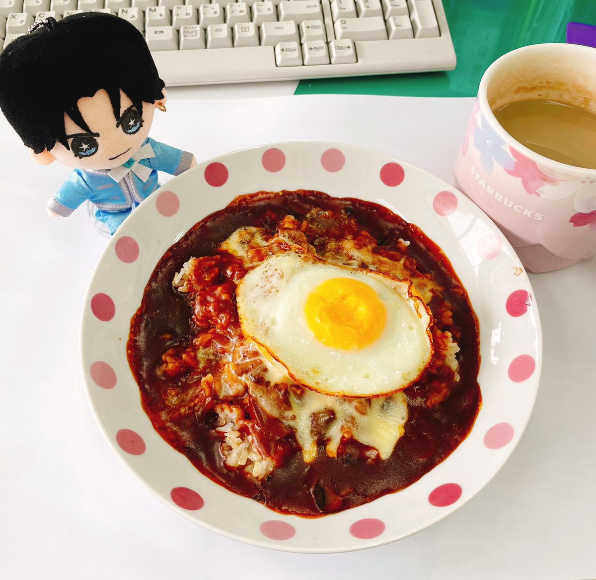 目玉焼き好き 今日のお昼はツギの特製 焼きチーズハヤシライス目玉焼き乗せ
