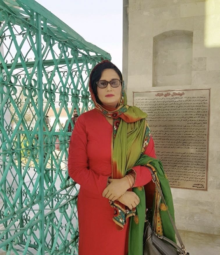 Sughrasadafdr's tweet photo. :

خوشحال خان خٹک کے مزار پر ایک یادگار تصویر

جب میں من صوفی کی ریکارڈنگز کے لیے خوشحال خان خٹک کے مزار پر گئی تو یہ دیکھ کر دل افسردہ ہو گیا کہ مزار کو پنجرہ نما آہنی جالیوں نے گھیرا ہوا ہے،
 ایک ایسا شاعر، جو ساری زندگی اپنے لفظوں، فکر اور جرات کے ذریعے آزادی، خودداری اور انسانی وقار کی جنگ لڑتا رہا، اُس کے مزار کے گرد قید کا  یہ ڈھانچہ کس نے تعمیر کروایا تھا. 
مقامی لوگوں نے بتایا کہ مزار آبادی سے کچھ فاصلے پر واقع ہے اور جانوروں کے داخلے اور غلاظت سے بچانے کے لیے یہ انتظام کیا گیا تھا.مجھے  یہ منظر خوشحال خان خٹک کی آزاد روح اور ان کے پیغام سے ہم آہنگ محسوس نہ ہوا.

اسی احساس کے تحت واپسی پر میں نے جنگ میں ایک کالم لکھا اور ڈپٹی کمشنر سمیت متعلقہ سیاسی  حکام سے درخواست کی کہ مزار کی حرمت اور خوبصورتی کے تحفظ کے لیے اردگرد مناسب شیشے اور دروازوں کا انتظام کیا جائے تاکہ یہ تاریخی مقام محفوظ بھی رہے اور پنجرے کا تاثر بھی ختم ہو جائے.

اب یہ معلوم نہیں کہ میری اس درخواست پر کوئی عملی پیش رفت ہوئی یا نہیں، لیکن آج بھی جب یہ تصویر دیکھتی ہوں تو خوشحال خان خٹک کی آزادی پسند فکر اور اس پنجرہ نما حصار کے درمیان موجود تضاد ذہن میں ایک سوال بن کر ابھرتا ہے.