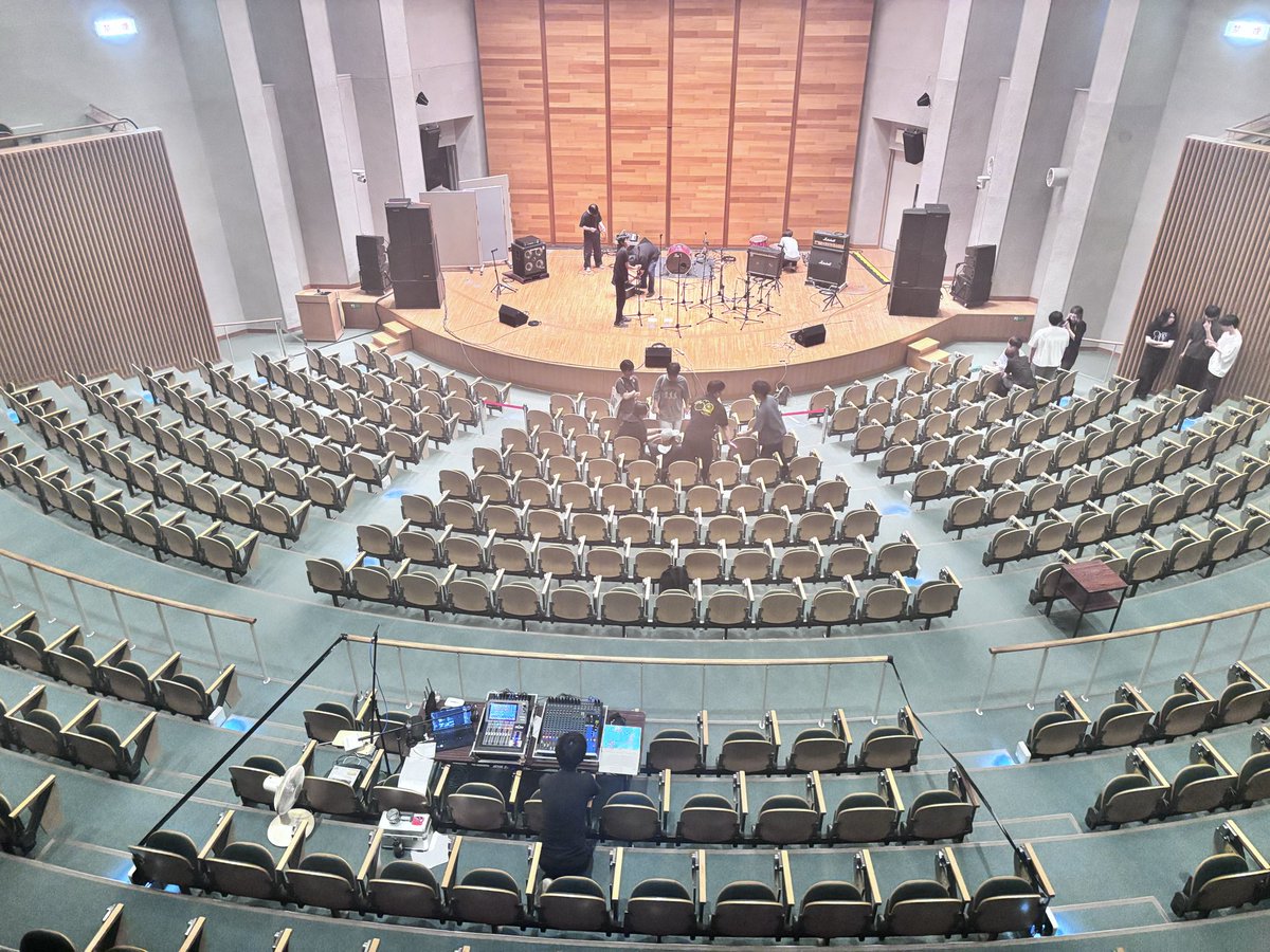 Dawkut's tweet photo. 先日講堂で行われた軽音のライブイベントにて音響を担当させていただきました！
前回の音響システムの課題を解決でき、より良い音を届けられたと感じております。
初めて参加する一年生もおり、より良い経験になりました！ https://t.co/rhveL65atU