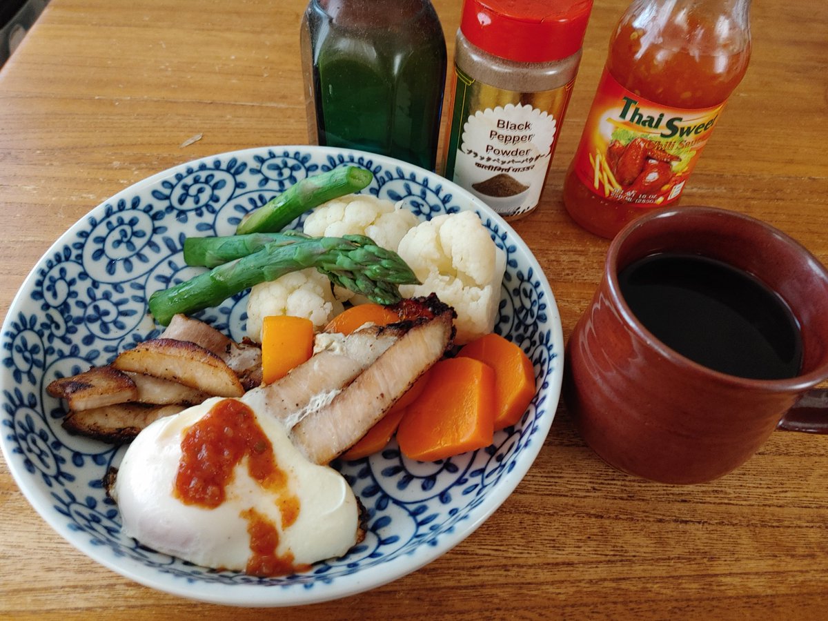 brunnenberg1955's tweet photo. 授業実況203《解🈲朝食》
身近なコロイドとして煙のことを話したね。煙と言えば燻製。それで無機リン酸の保存料不使用の自家製ベーコンを即製したらなんとその旨いこと❗燻製チップには古くなった知覧茶を。茹でた孫…でなく茹で卵にはチリソース。温野菜を加え呉窯矢野國夫作の☕碗で至福の🇬🇹珈琲を。 https://t.co/jdU5UjxCWo