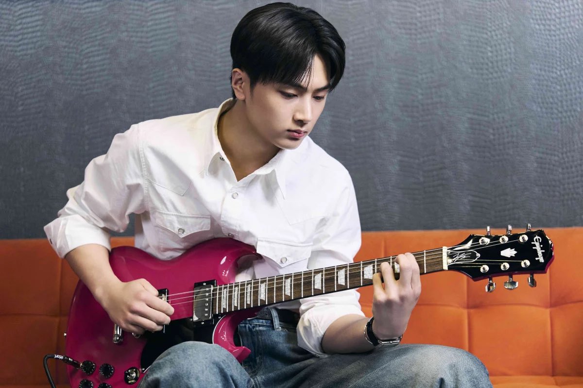 nilokive's tweet photo. ENHYPEN JAY、シグネチャーモデル『Epiphone Jay “Raoul” SG Tribute Plus（エピフォン ジェイ “ラウル” SG トリビュート・プラス』発売決定！

19日よりWeverse Onlineにて韓国で先行発売される（韓国国内発送限定）。日本では、7月に特設ページでの発売を予定しており（日本国内発送限定）、具体的な発売日などの詳細については、後日特設ページおよび同ブランド公式SNSにて発表される。

★JAYコメント
僕を支えてくださったファンの皆さん、そしてギターがまだ上手ではなかった頃から見守ってくださった皆さんに、少しずつ努力を重ねながら成長し、このようなすてきなプロジェクトに参加できるようになるまでの時間や想いを感じていただけたらうれしいです。このギターを通じて、努力することの大切さや夢を持つことのすばらしさ、そして胸が高鳴るような輝く気持ちをお届けできればと思っています。

https://t.co/k74ahYyCY6
#ENHYPEN #JAY