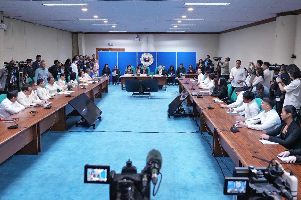 BaconPexcel's tweet photo. LOOK: The House Prosecution panel appears before the Senate for the pre-trial conference in the impeachment case against Vice President Sara Duterte-Carpio. | @bworldph

📸: Office of the House Secretary General https://t.co/njwmilpfNG