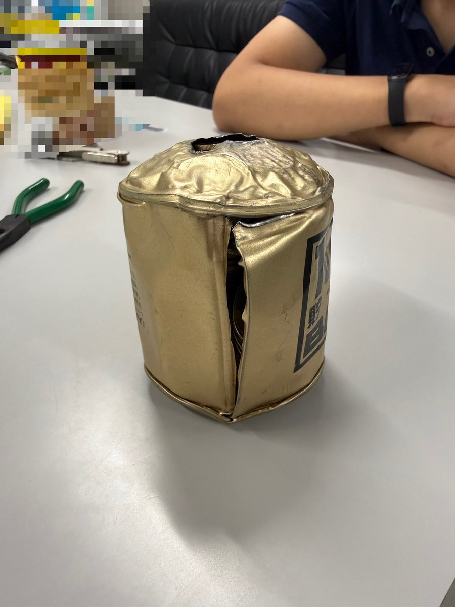 PMiyazaki33685's tweet photo. 【限界突破】10万円貯まる貯金箱に、物理的な「限界」まで500円玉を詰め込んだ結果。
メーカーの想定を無視した狂気の検証に、世界中からツッコミが殺到中。

■狂気の実験内容
・市販の「10万円貯まるBANK」を使用
・満杯になっても無理やり投入を継続
・最後は「内圧」で缶が自発的に破裂
・無残に裂けた姿はもはや現代アート

■数字で見る驚異の結果
・表記容量：100,000円
・最終金額：190,500円
・想定の「約1.9倍」まで耐え抜いた
・中からは計381枚の500円玉が溢出

■ポイント
製品の品質が良すぎて起きた悲劇。
10万円貯まった時点でやめておけば、
貯金箱も爆発（物理）せずに済んだはず。

■結論
「もう入らない」と言っている相手に無理をさせるのは、貯金でも禁物。

貯金箱が悲鳴を上げるまで貯めてこそ、真の強者。