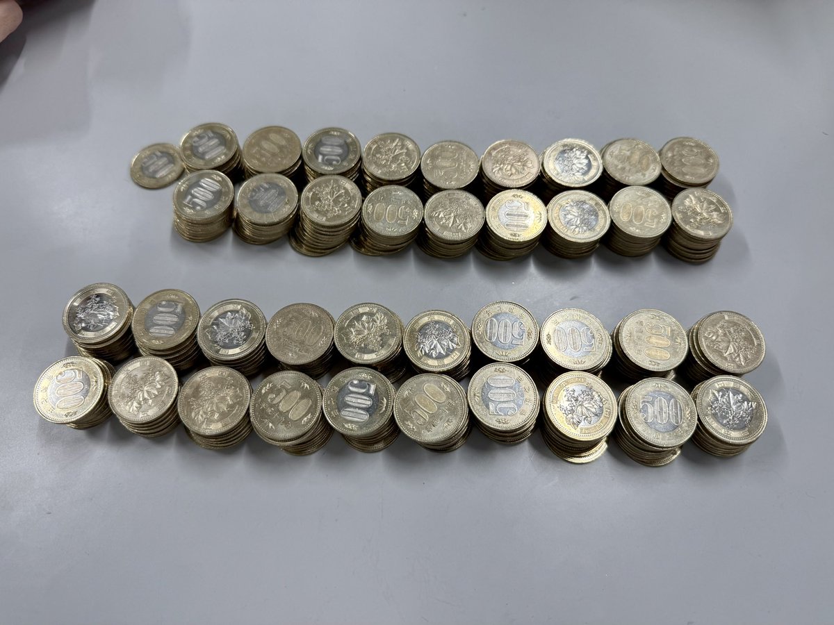 PMiyazaki33685's tweet photo. 【限界突破】10万円貯まる貯金箱に、物理的な「限界」まで500円玉を詰め込んだ結果。
メーカーの想定を無視した狂気の検証に、世界中からツッコミが殺到中。

■狂気の実験内容
・市販の「10万円貯まるBANK」を使用
・満杯になっても無理やり投入を継続
・最後は「内圧」で缶が自発的に破裂
・無残に裂けた姿はもはや現代アート

■数字で見る驚異の結果
・表記容量：100,000円
・最終金額：190,500円
・想定の「約1.9倍」まで耐え抜いた
・中からは計381枚の500円玉が溢出

■ポイント
製品の品質が良すぎて起きた悲劇。
10万円貯まった時点でやめておけば、
貯金箱も爆発（物理）せずに済んだはず。

■結論
「もう入らない」と言っている相手に無理をさせるのは、貯金でも禁物。

貯金箱が悲鳴を上げるまで貯めてこそ、真の強者。