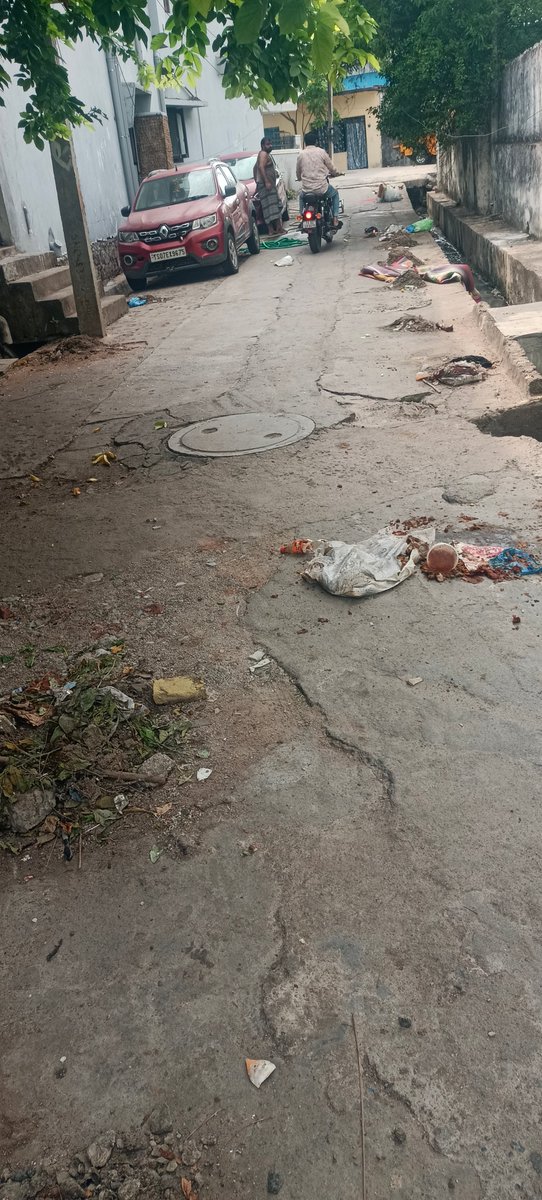 nayeemuddinbm's tweet photo. @sanitationmck @cdmatelangana @MC_Karimnagar @SwachhBharatGov @swachhbharat @Collector_KNR రోడ్డుపై చెత్త పేరుకుపోవడం వల్ల స్కూల్‌కు వెళ్లే పిల్లలు మరియు మహిళలు నడవడానికి చాలా ఇబ్బందిగా మారింది. దయచేసి శానిటేషన్ టీమ్‌ను మరియు శానిటేషన్ ట్రాక్టర్‌ను వీలైనంత త్వరగా పంపించగలరు.
గత 4 రోజులుగా ఎవరూ రావడం లేదు.
Location Div no 53 
Opp Srivalli Hospital
Sharmanagar https://t.co/z1IoPVRiMS