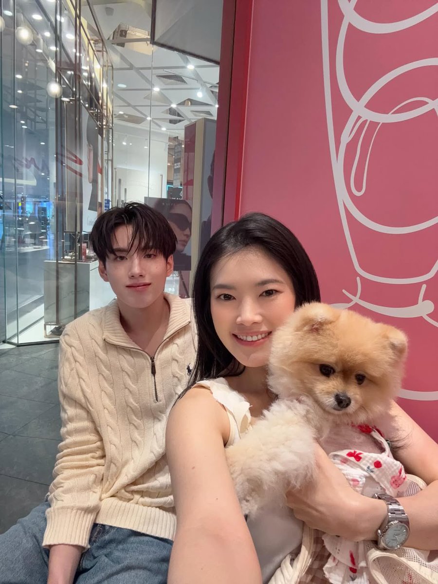 mabaecutie's tweet photo. หลังจบงานป๊าม้าพาภูภูไปทานข้าว ภูภูเห็นร้านไอศครีม ขอแวะหม่ำ ๆ ก่อนกลับ อร่อยม้ายอ้วม 🫳🏻🫳🏻🫳🏻

#PHUTATCHAI https://t.co/JYACgXxPXK