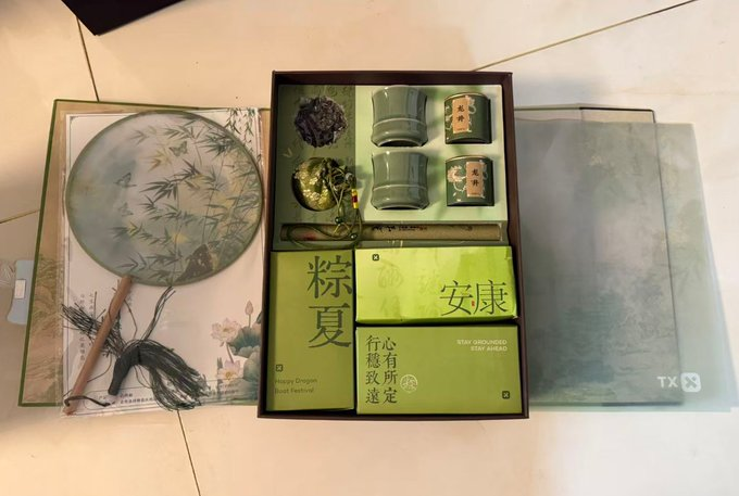 Xiaonezha_lab's tweet photo. 一大早收到顺丰快递，打开发现是XT @XTExchangecn 送来的粽子跟茶叶茶具，感谢领导的投喂，今年我一个小KOL可以收到这么多端午周边，让小弟受宠若惊。 https://t.co/oUzX17rthZ