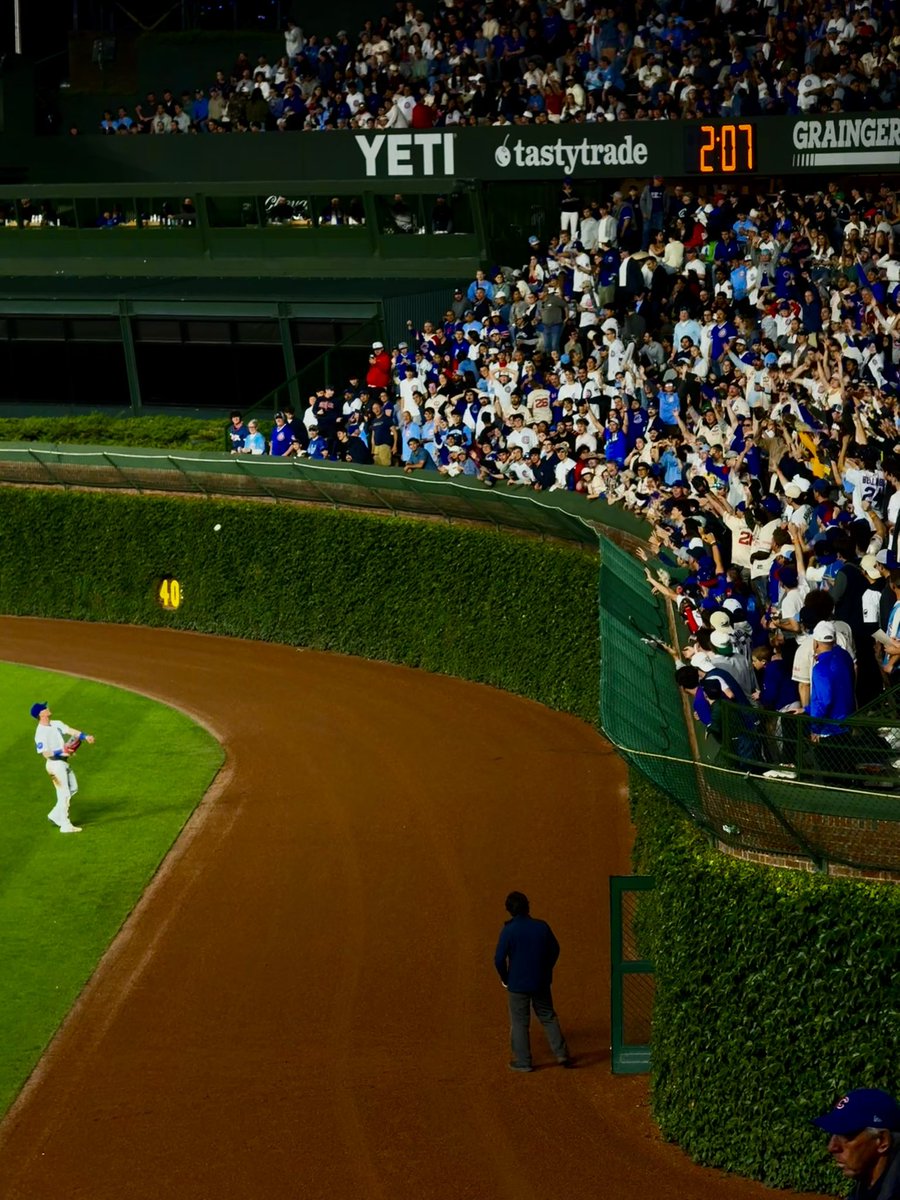 tysongifford91's tweet photo. Wednesday Night Wrigley. 

Shot on iPhone. https://t.co/9KyZMQKdck