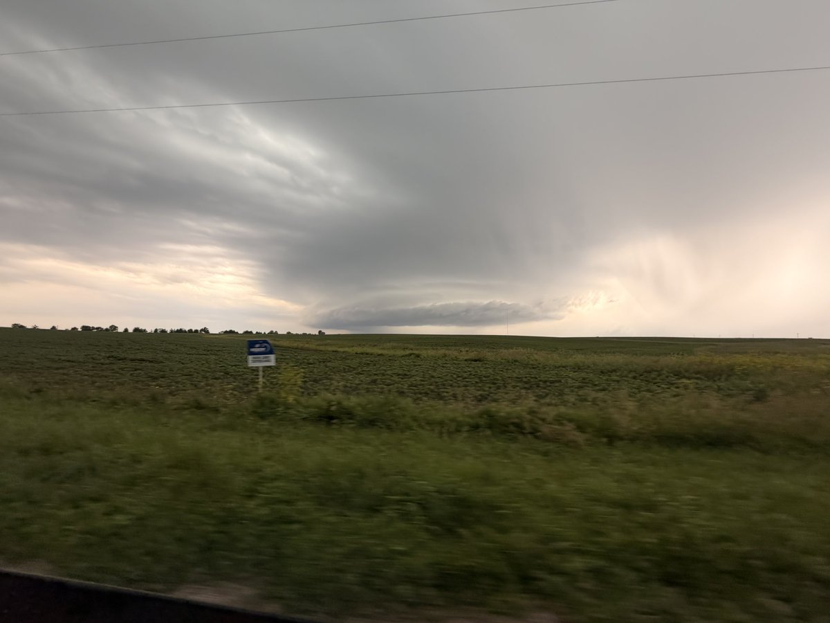 Viper_isbetter's tweet photo. Absolutely banger day here in Illinois @NorthILWX @TacomaChasers https://t.co/gOvdTQ3Abc