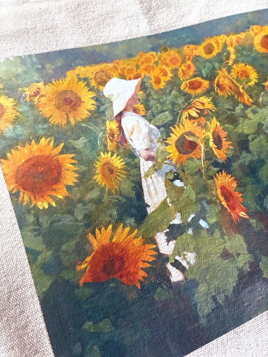 kazuho_iwamoto's tweet photo. 個展で販売するオリジナルトートバッグを作りました🌻
販売価格は3,300円の予定です。

こちらの写真は試作品のため、実際のプリント位置はもう少し下になります。

手にとっていただけるか少し緊張しますが、欲しいと思ってくださる方がいますように。ぜひ会場で実物をご覧いただけたら嬉しいです。 https://t.co/EpYvkPqsrb
