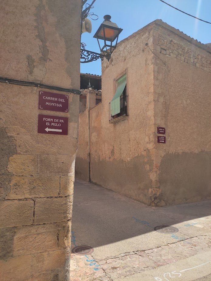 PratsCarles's tweet photo. El nom del carrer del Mulo (Montsià) té l'origen a la "partida de davall lo muro darrere lo castell", citada ja a la documentació del segle XVII. Es referia originàriament als horts de sota el "muro", és a dir, de la muralla, deformat a Mulo per lambdacisme a la pronunciació. https://t.co/becKOd53G0