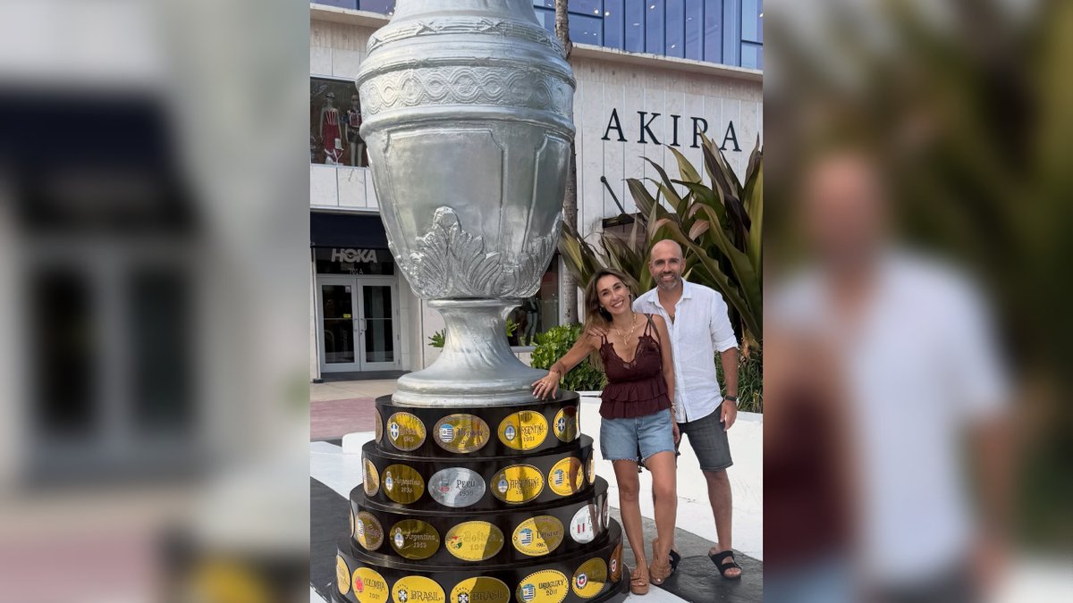 Cooperativa's tweet photo. Sergio Jadue sorprendió con imagen junto a una enorme Copa América en pleno Mundial https://t.co/lUxDfE1EWH https://t.co/OY9JZChJhx