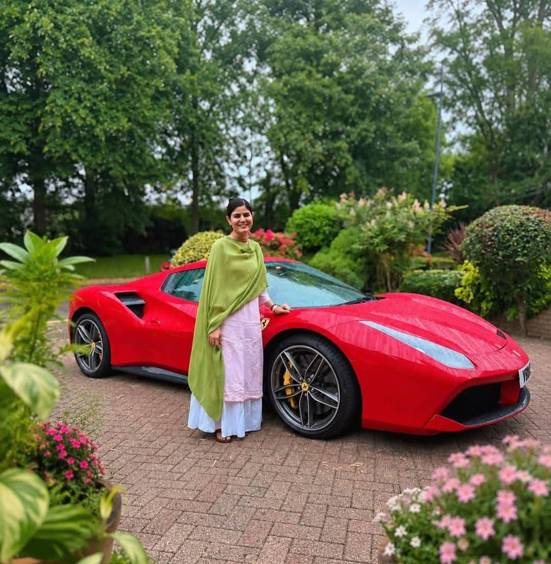 Preeti__agm's tweet photo. मिलिए कथा वाचक चित्र लेखा से..

बहुत छोटी सी उम्र में गुरु से दीक्षा ली तथा कथावचन का प्रशिक्षण प्राप्त किया

वर्ष 2019 में आध्यात्मिक एवं युवा उपदेश के रूप में " वर्ल्ड बुक ऑफ रिकॉर्ड " द्वारा सम्मानित किया जा चुका है

अब ये वायरल " Ferrari 488 Spider " स्पष्ट रूप से उसकी नही है बस सोशल मीडिया पर भाम्रिक है