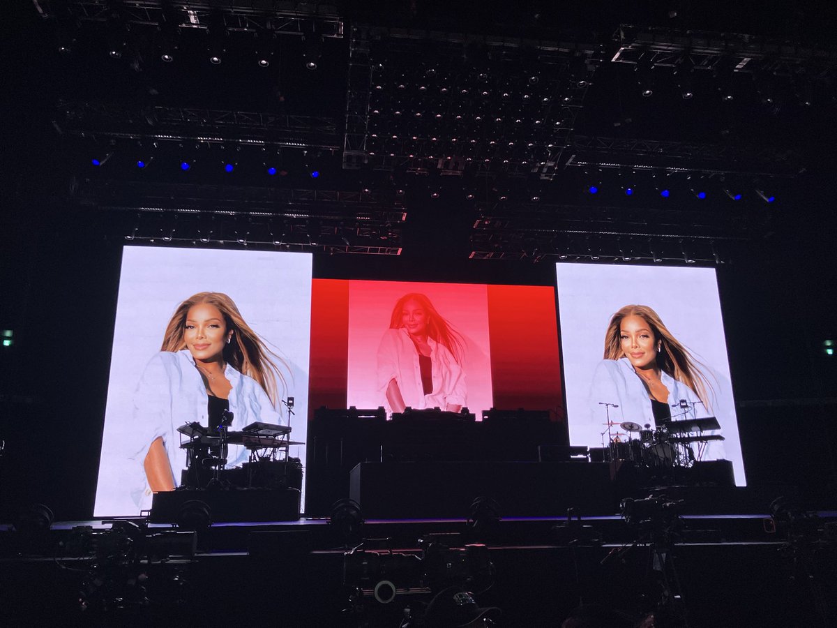 VELVETWOLF214's tweet photo. 実は仕事サボってジャネットのライブだったのです_(✧θ✧｣∠)_

#JanetJackson https://t.co/SoXQcTYYRE