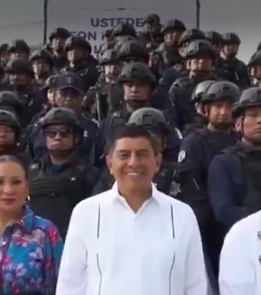 Replica_Tweets's tweet photo. Lo que son las cosas, lunes y martes el reporte de seguridad nacional colocó a #oaxaca entre los edos con más #homicidios

Mientras, en un evento fastuoso, @salomonj con datos manipulados gritaba su #Oaxacasegura 

En el contexto, un edil ejecutado y un ex edil con su hijo🤬 https://t.co/CumO3o4Zkt