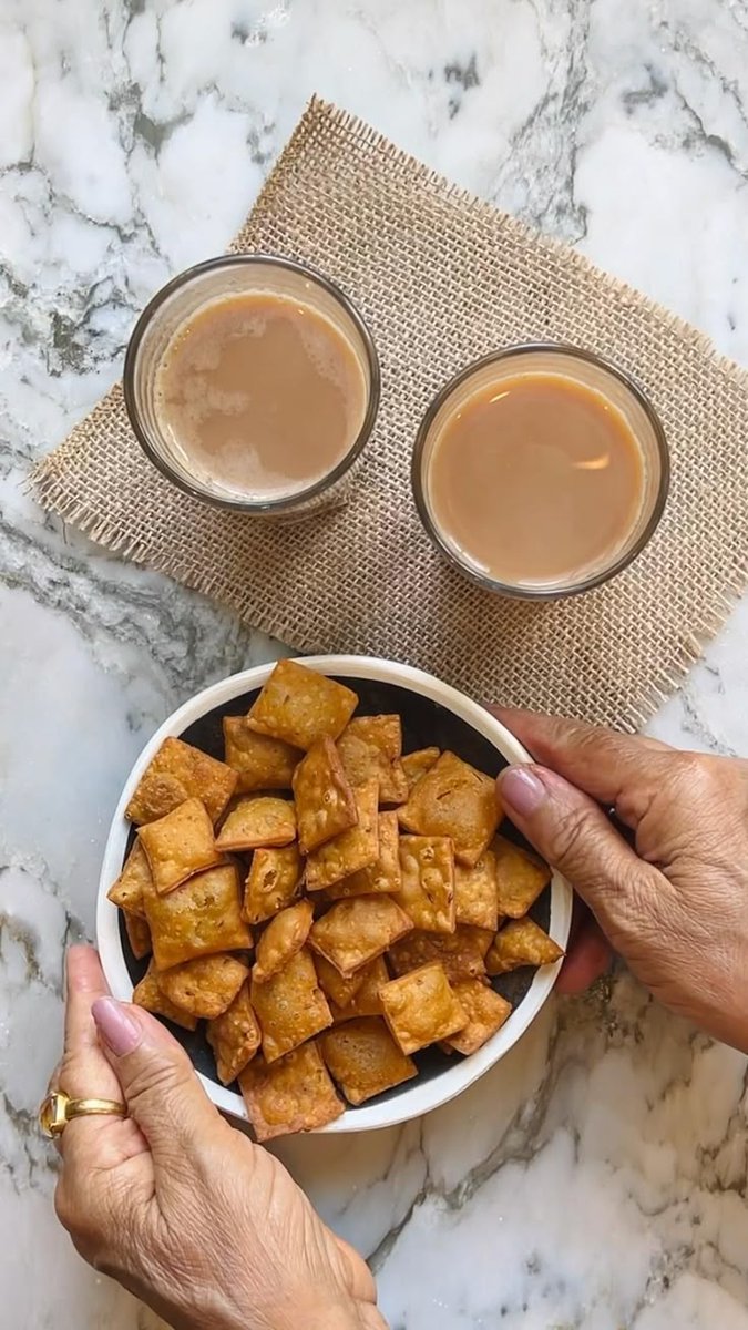 foody_girl123's tweet photo. Chai + crispy namak pare = the combo that fixes every mood ☕  
#ChaiTime #NamakPare #EveningSnack #DesiVibes https://t.co/dzUVnTNpC3