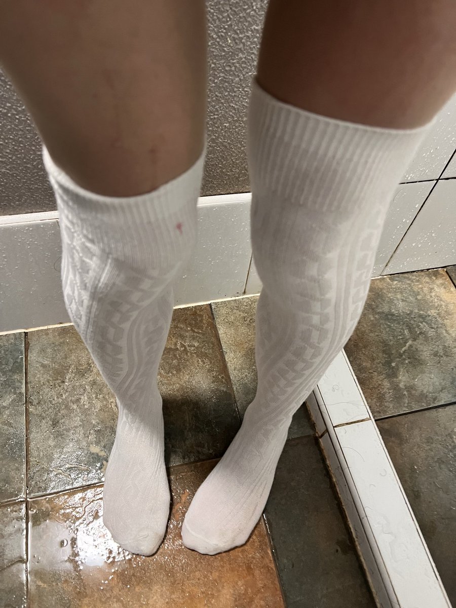 Minalovdsocks's tweet photo. Wet, sticky nylon trapped under warm white leg warmers. The contrast feels amazing. #WetTights #DampNylon #TextureContrast #SheerTights #LegWarmers https://t.co/hKEamgLLb7