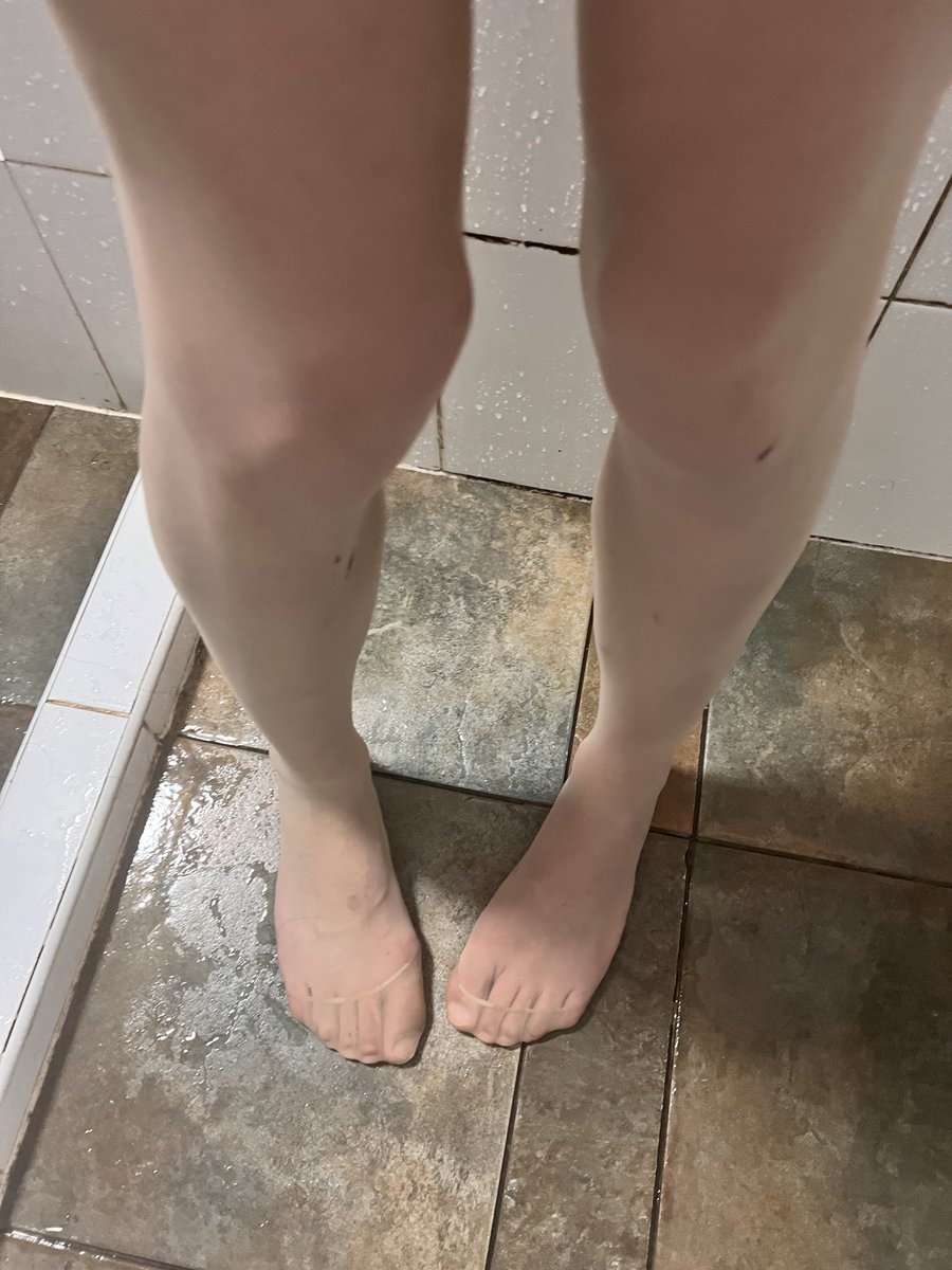 Minalovdsocks's tweet photo. Wet, sticky nylon trapped under warm white leg warmers. The contrast feels amazing. #WetTights #DampNylon #TextureContrast #SheerTights #LegWarmers https://t.co/hKEamgLLb7