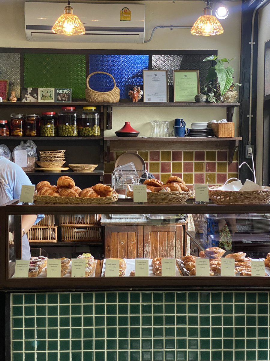 veryveryvv's tweet photo. Baan Bakery — ร้านเบเกอรี่เชียงใหม่สไตล์โฮมมี่ ราคาน่ารักมากกกก มีให้เลือกทั้งครัวซอง พาย แดนิช หอมกลิ่นขนมปังไปทั้งร้านเลย ☺️🥐🍞🥖✨ https://t.co/9kpLlSmerh