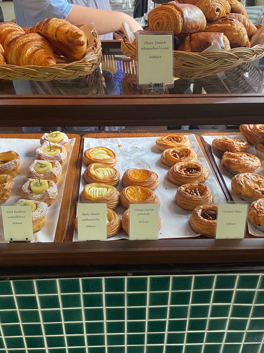 veryveryvv's tweet photo. Baan Bakery — ร้านเบเกอรี่เชียงใหม่สไตล์โฮมมี่ ราคาน่ารักมากกกก มีให้เลือกทั้งครัวซอง พาย แดนิช หอมกลิ่นขนมปังไปทั้งร้านเลย ☺️🥐🍞🥖✨ https://t.co/9kpLlSmerh