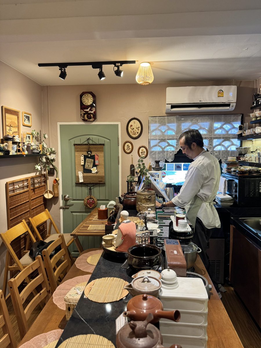 sfkkfs_'s tweet photo. ถ้าใครชอบมัทฉะ อยากแนะนำ Horm Tea Experience มากๆอะ ร้านเล็กๆอบอุ่น เงียบสงบ  🍵✨ มีมัทฉะให้เลือกหลายตัว ตามช่วงต่างๆ กินคู่ขนมโคตรอร่อย ตาแตกกับถ้วยชาที่มีเยอะมากๆๆ อยากรู้อะไรเกี่ยวกับมัทฉะก็ถามได้ https://t.co/XR3NB6jqGW