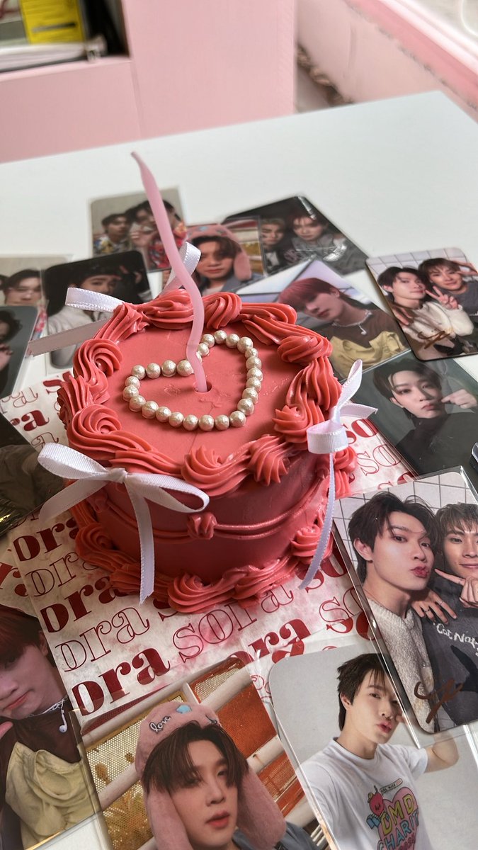 ddaottok's tweet photo. happy 26th birthday my little yim, i wish you endless happiness always. I love you so much Yim Yim 💗💗💗👽
#26thYimIsOurSmile #mynameis_yim @mynameis_yim #myalienz https://t.co/6VJ7e9pS9j