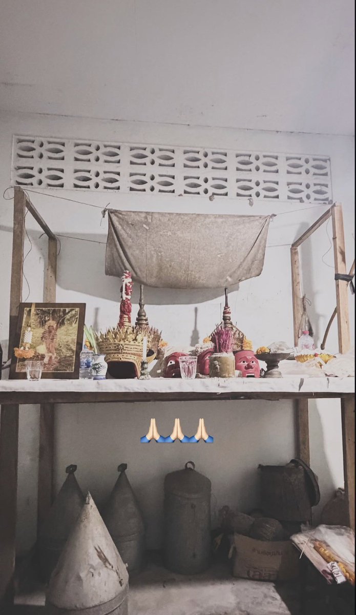 thisis153cm's tweet photo. — Manora (a traditional performing art of southern Thailand) #FortFTS

To learn Nora, a performer is expected to experience “Krob Khru” (teacher consecration) which recognizes them as disciples in Nora lineage.

Therd (Nora crown) is a sacred symbol representing great respect. 🙏🏻 https://t.co/R6TRqyqzNe