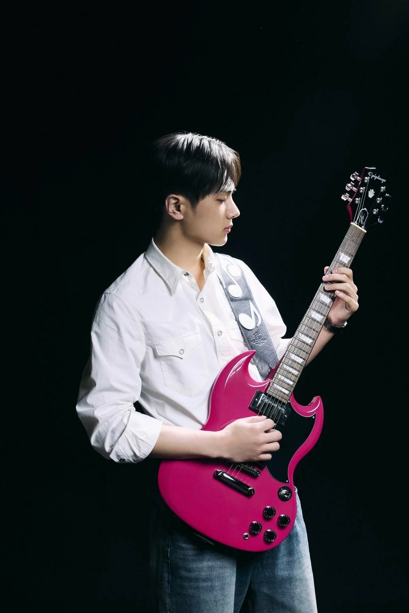 jayseongcorn's tweet photo. Epiphone Jay “Raoul” SG Tribute Plus IS SO PRETTY AND MAJESTIC! 🩷 

so proud of you, jay! #ENHYPEN #JAY https://t.co/470oSHGFiD