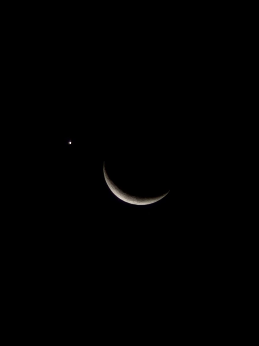 BrMariana_'s tweet photo. eu tirei essa foto hoje achando que era um estrela do lado da lua, corta pra eu descobrindo agora que é Vênus e eu tirei foto de um fenômeno raro KKKKKKKKK https://t.co/vh3s5Zcfwz