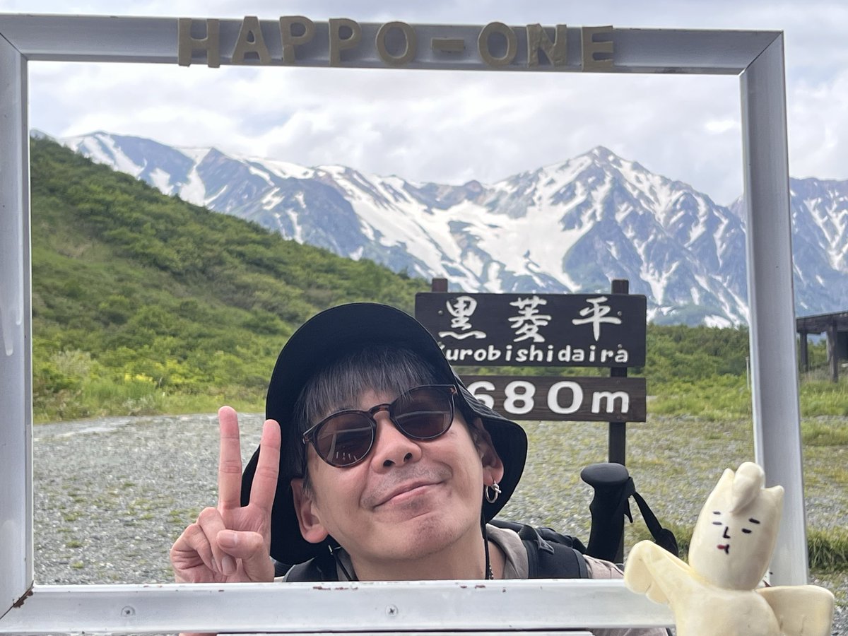 michi38comachi's tweet photo. 唐松岳に行って来ました！
前日から頭痛が酷くめちゃくちゃキツい！フラフラ😵するのでみんなとは別にゆっくり登ってたら雪ゾーンでふらついて足滑ったよ。
滑りながら落ちて行ったよ！滑落だよ！
まぁ10メートル弱だったので30分位で戻ってこれました。登頂断念しました。

両肩と股関節ばり痛い。 https://t.co/EMu2Bx0Vx6