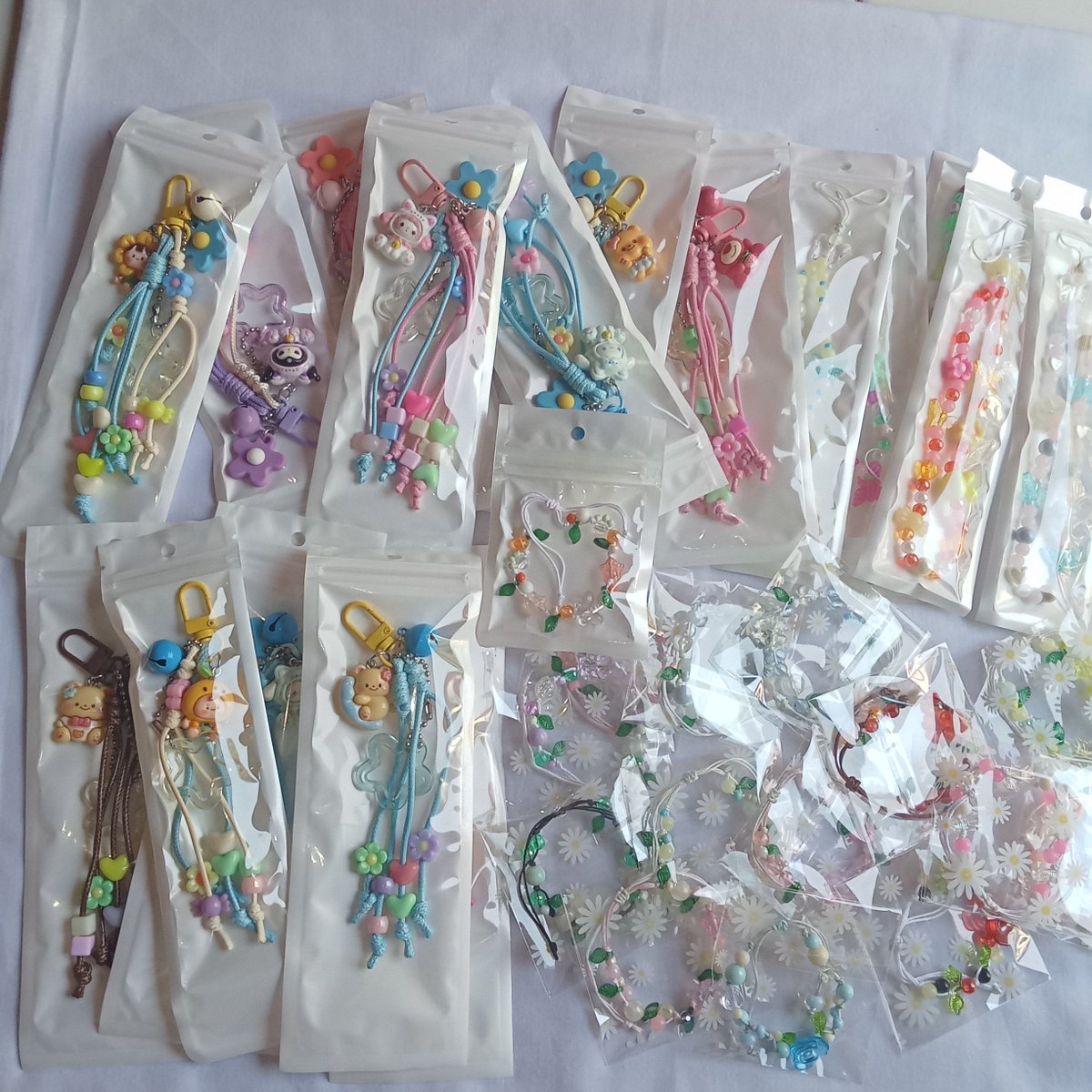 __xyoe's tweet photo. guys yg cari aksesoris buat dibagiin sebagai mini gift ataupun dijual kembali boleh yaa aku open bulk order 🫶 https://t.co/nEDYpw575r