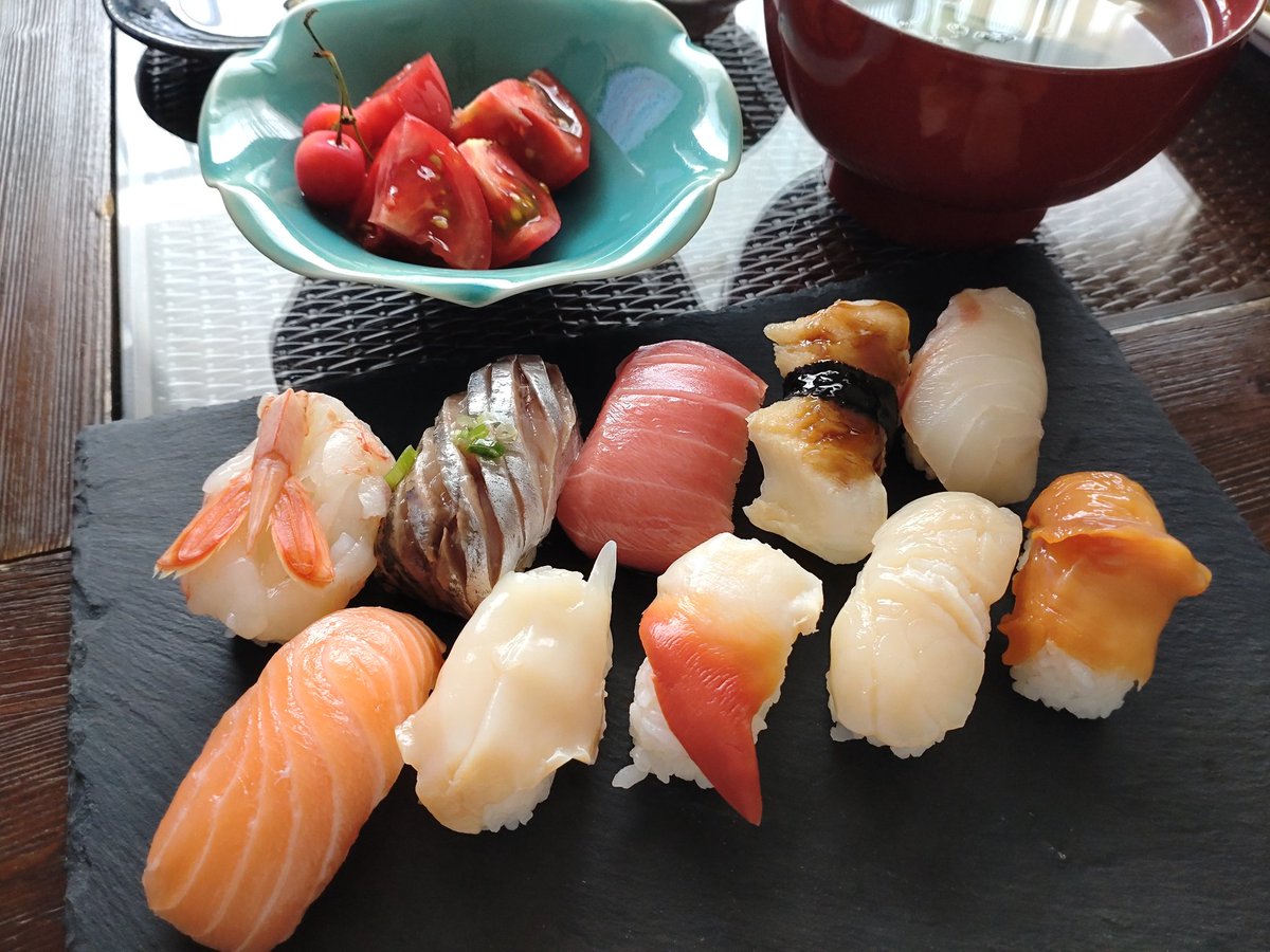 tanarido's tweet photo. お昼はエスポットのお寿司🍣
シャリがイマイチの印象だったが午前中のは柔らかく良かったよ😗 https://t.co/JCE1Ntxx5o