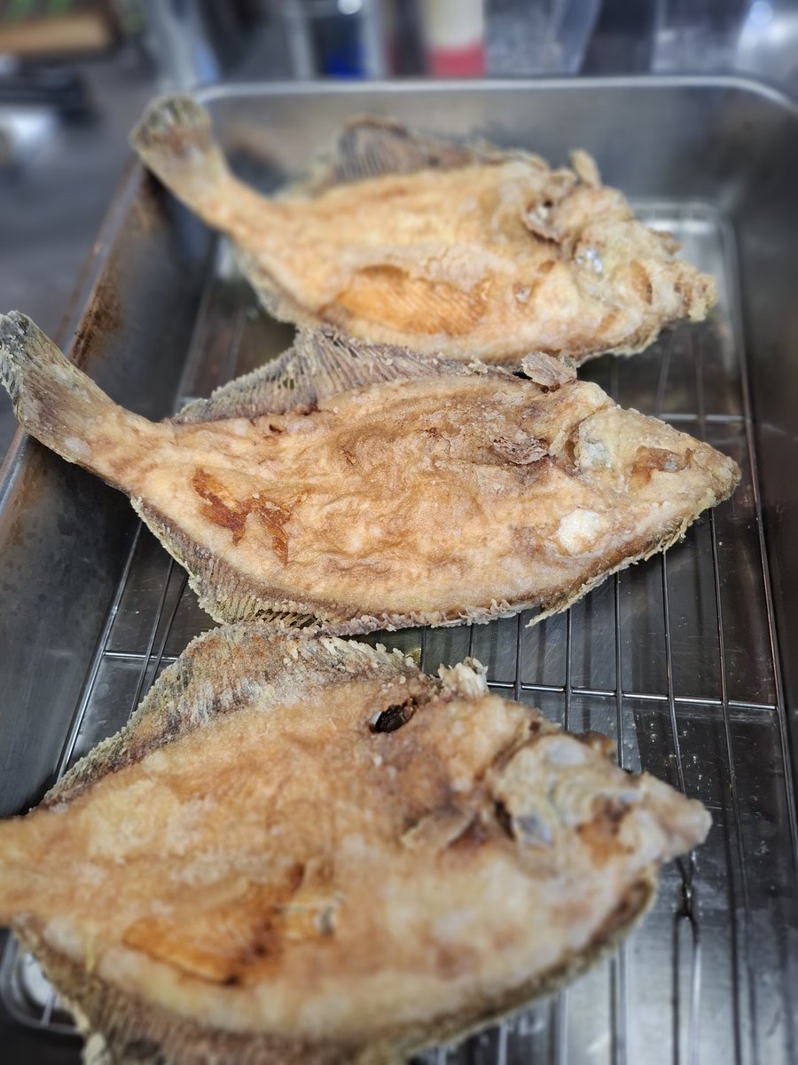 siobaraya's tweet photo. 6月18日(木)　ムシムシしますね😵さっぱりお刺身はいかがですか？本日も宜しくお願いします🐟　
・気仙沼　カツオ◎
・カレイの丸揚げ
・アジフライ
・イカの柔らか煮
・岩もずく酢
・自家製さつま揚げ https://t.co/MX7BZvuBwN