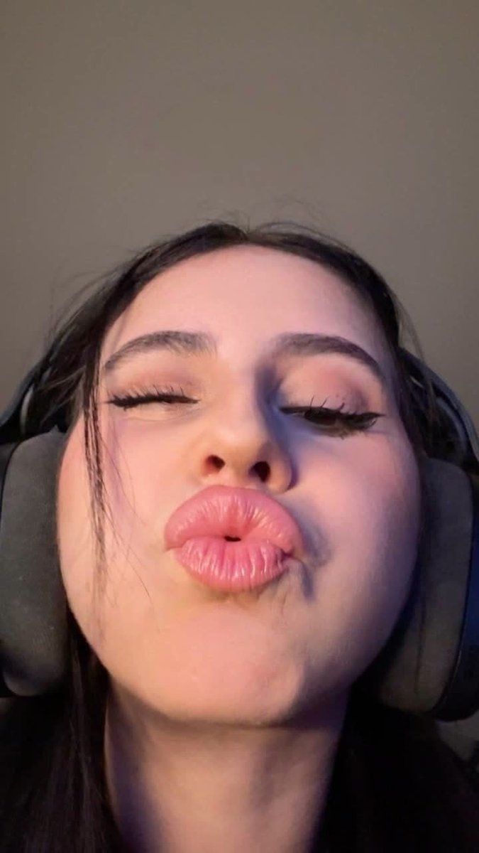 CockslapMeBaby's tweet photo. Rub your dirty cock on my slutty face daddy 🤤 https://t.co/TXBsxB42A3