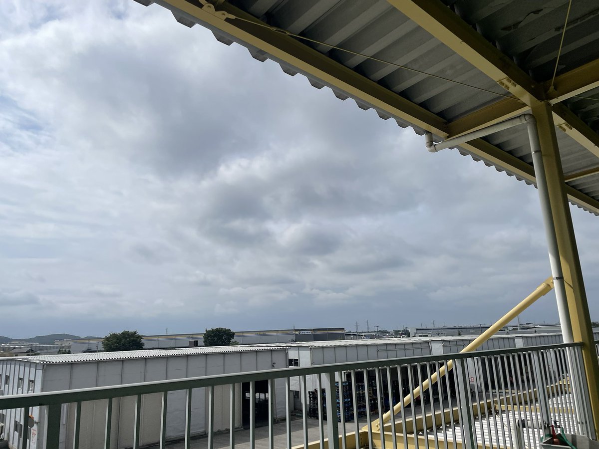 incs_DIY's tweet photo. おはようございます🙇‍♀️

昨日の暑さからガラッと変わり、
今日は雲が出てちょっと涼しめな気温🙌

2階倉庫に用事があったので、そこからの景色をお届けします💁‍♀️

お昼ご飯をもりもり食べて、
今日も元気に頑張って行きましょう😆✊
#企業公式が毎朝地元の天気を言い合う https://t.co/gQQ3KT3sWb