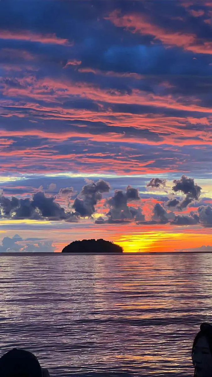 earthwhisperss's tweet photo. Sunset and beach <3 https://t.co/4caRfKBleg