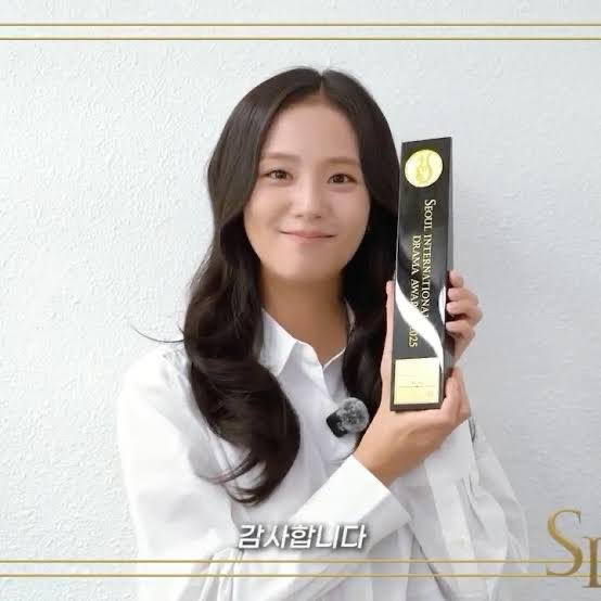 soowhat____'s tweet photo. It's funny how some Sooyucks were so loud telling Jisoo to hurry up and release her album, but now that she's nominated at the SDA, they're suddenly quiet. 😭 I do see some who are genuinely voting and supporting her, but the others? The energy is nowhere to be found.
#SHAME https://t.co/YA06jc6jNy
