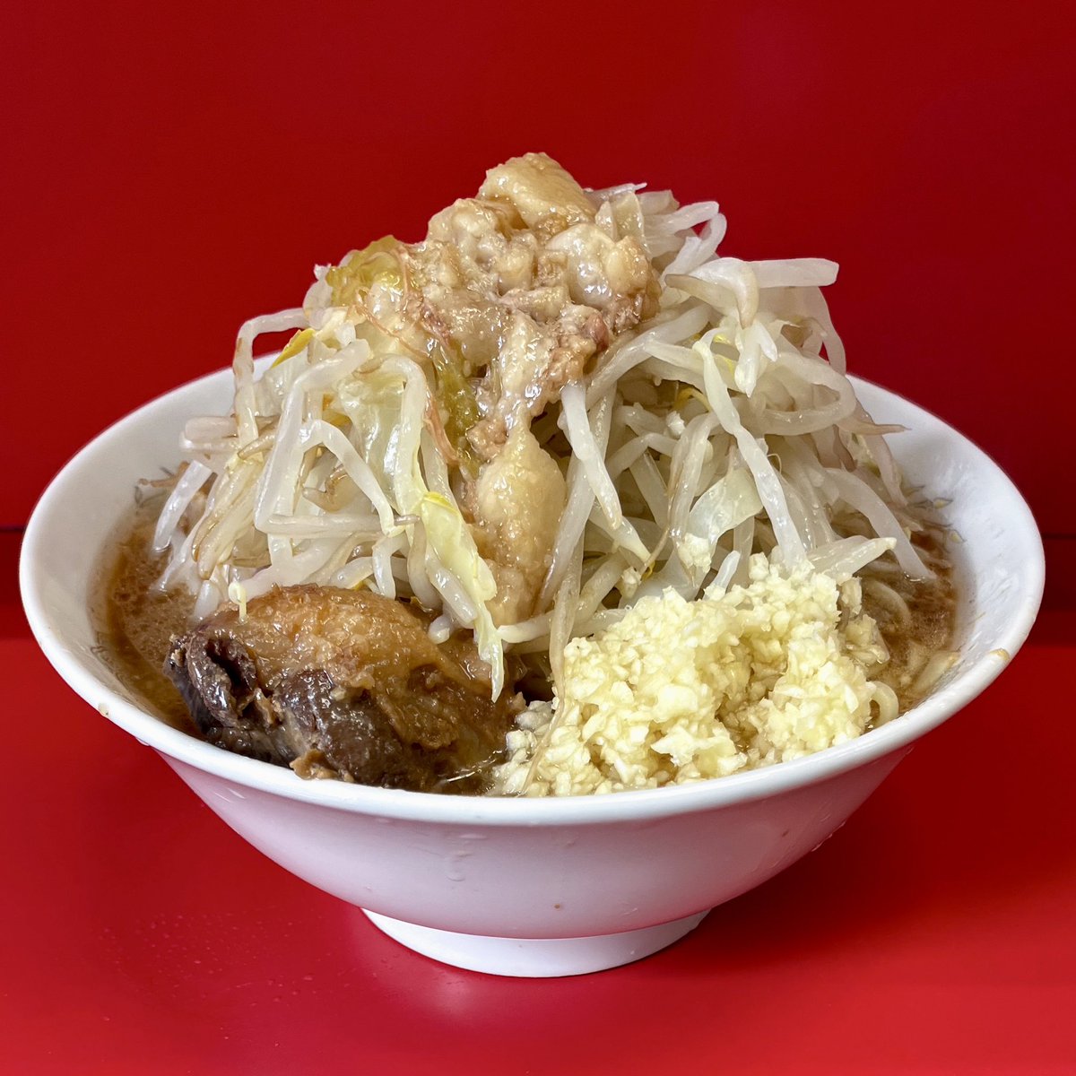Ramen_Tantanmen's tweet photo. ラーメン二郎三田本店

朝から本降りの雨☔10時過ぎて勢いは落ちたもののしとしと降る三田本店の外待ちは3人！今日は安定のモスレオペアかなと思って中を見たらなんとレオ君ワンオペ！
着席する頃に2430君が降りてきていきなり麺上げ！スープの液アのバランスと絶妙な茹で加減の彼のラーメン好きです😍 https://t.co/DIh8rEMKUf