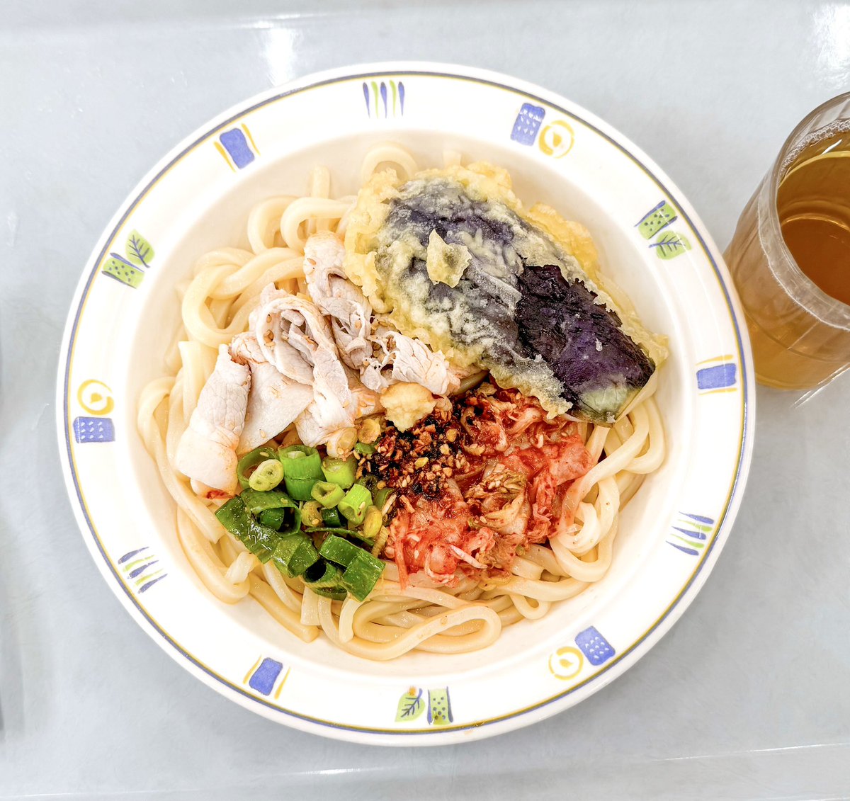 poppo_2001's tweet photo. 今日のランチです✨

社員食堂
キムチラー油うどん 
＋ 茄子天

いただきます (๑˃̵ᴗ˂̵)♡

#飯テロ #ランチ
#社員食堂 #うどん 
#いただきます https://t.co/tb2DOJ9n5C